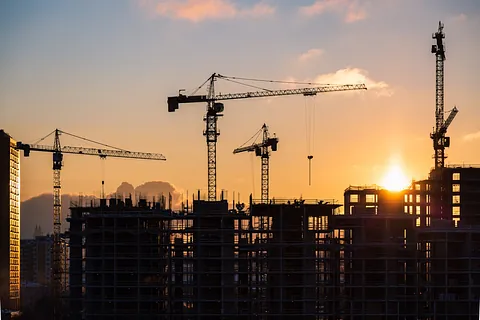 Byggeplass i solnedgang