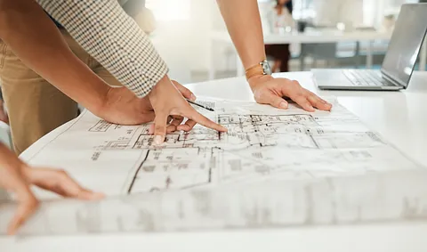 Person peker på arkitekttegning